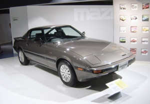 1280px-Mazda-rx7-1st-generation01.jpg